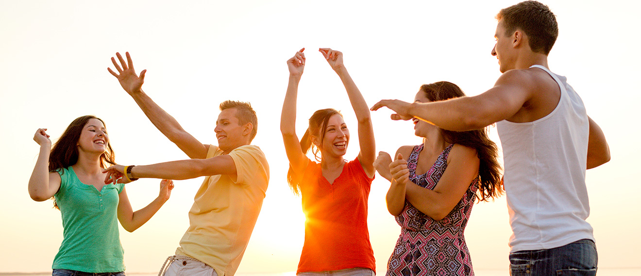 feestende vrienden op het strand