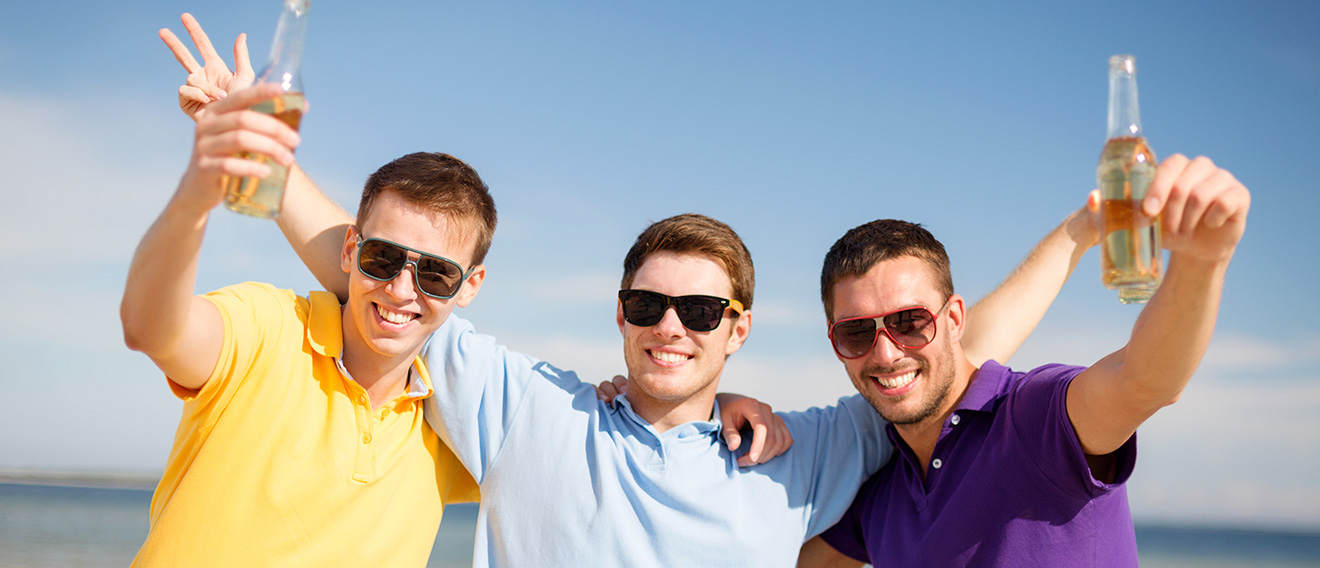 jongens feestend op het strand